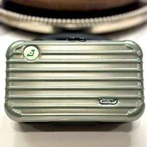 Rear RIMOWA Metallic Green Iconic
Hard Case